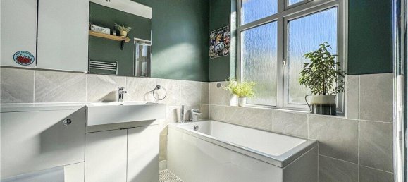 3 bedrooms House in Hounslow, United Kingdom No. 8475 26