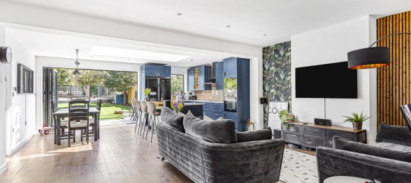 3 bedrooms House in Hounslow, United Kingdom No. 8475 3