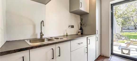 3 bedrooms House in Hounslow, United Kingdom No. 8475 17