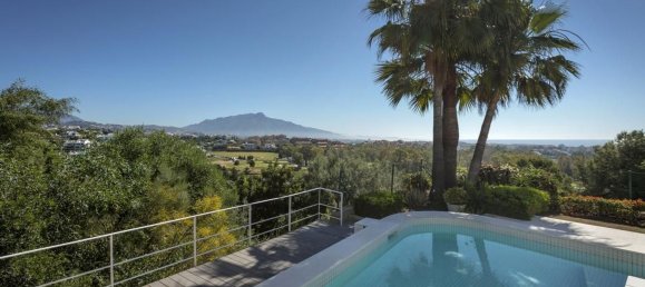 4 bedrooms Villa in Malaga, Spain No. 124924 2