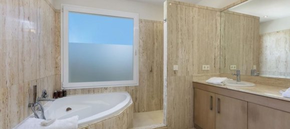 4 bedrooms Villa in Malaga, Spain No. 124924 10