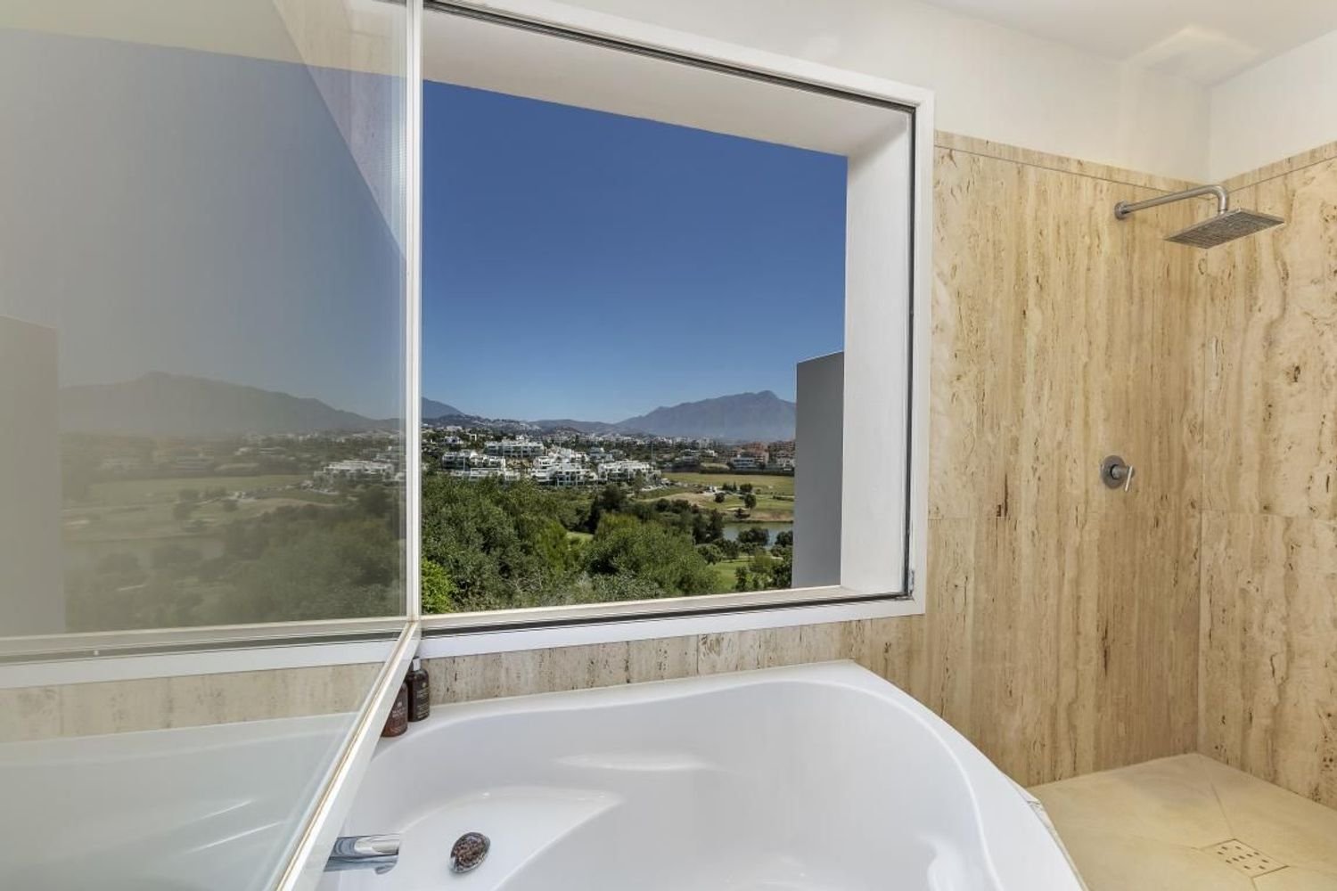 4 bedrooms Villa in Malaga, Spain No. 124924