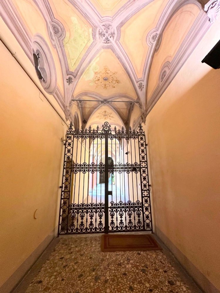 188m² Office in Bologna, Italy No. 322647