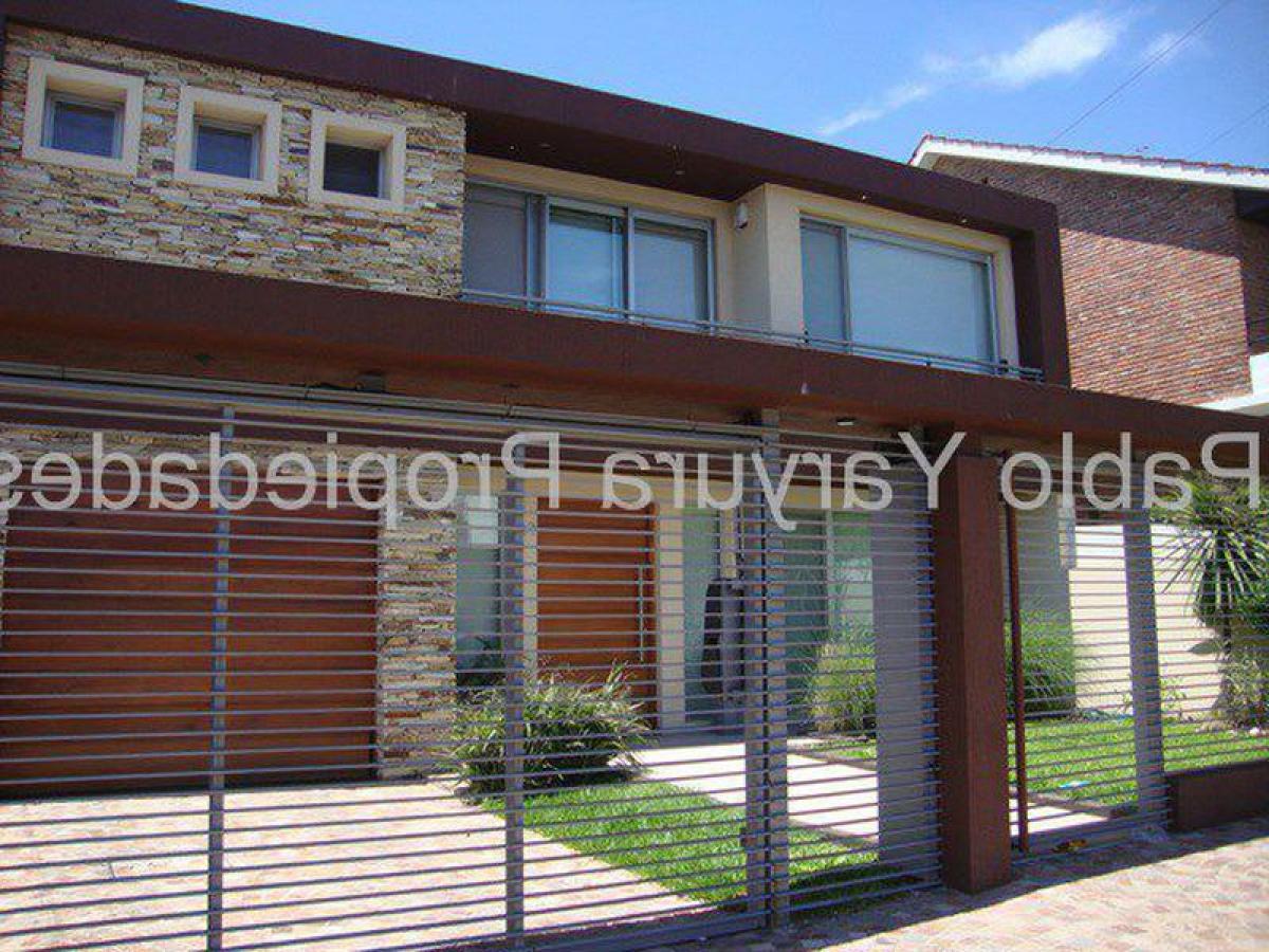 4 bedrooms House in Tres de Febrero, Argentina No. 64257