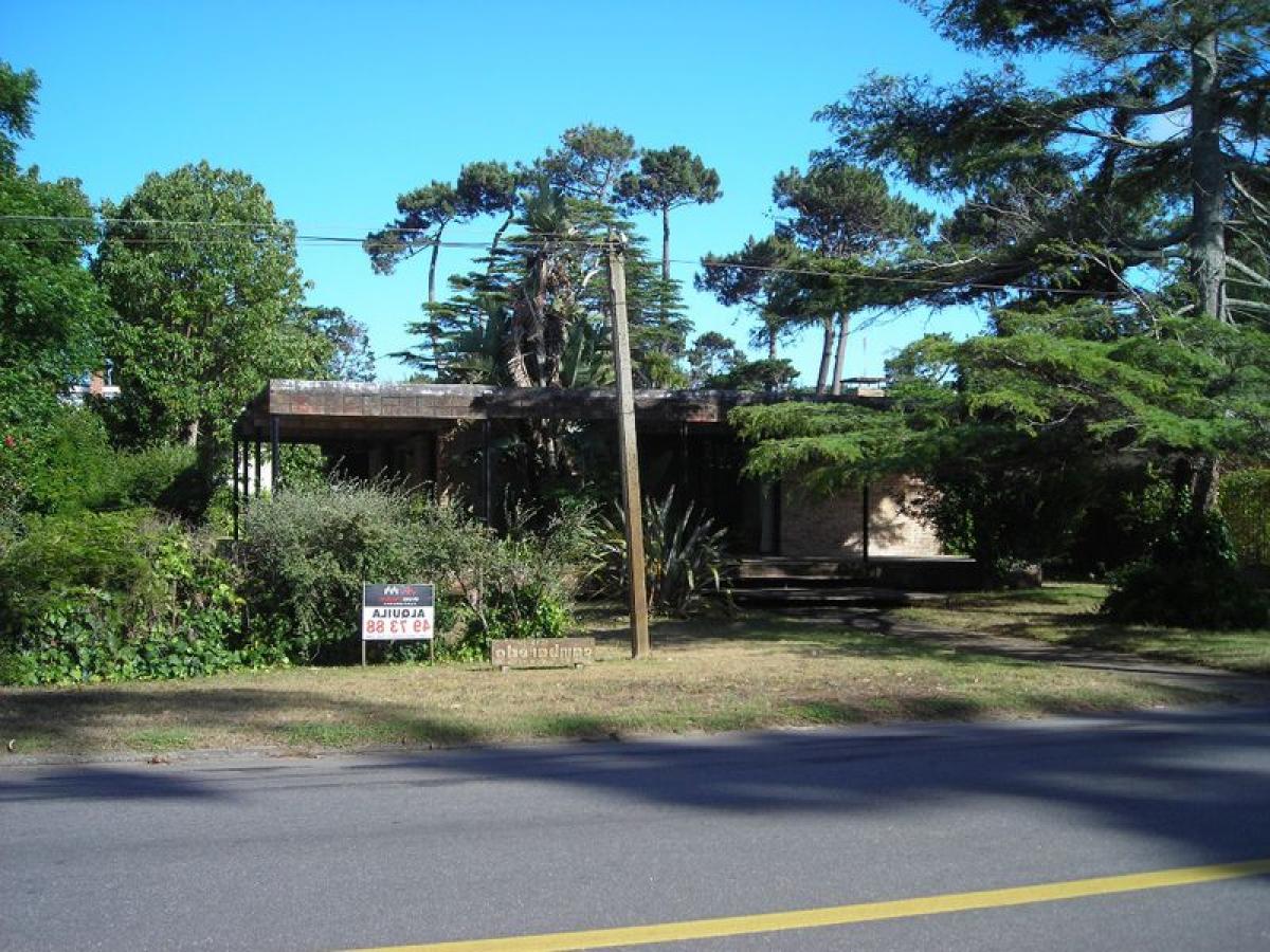 3 bedrooms House in Maldonado, Uruguay No. 12800