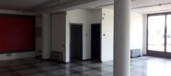 622m² Commercial property in Curno, Italy No. 89377 3