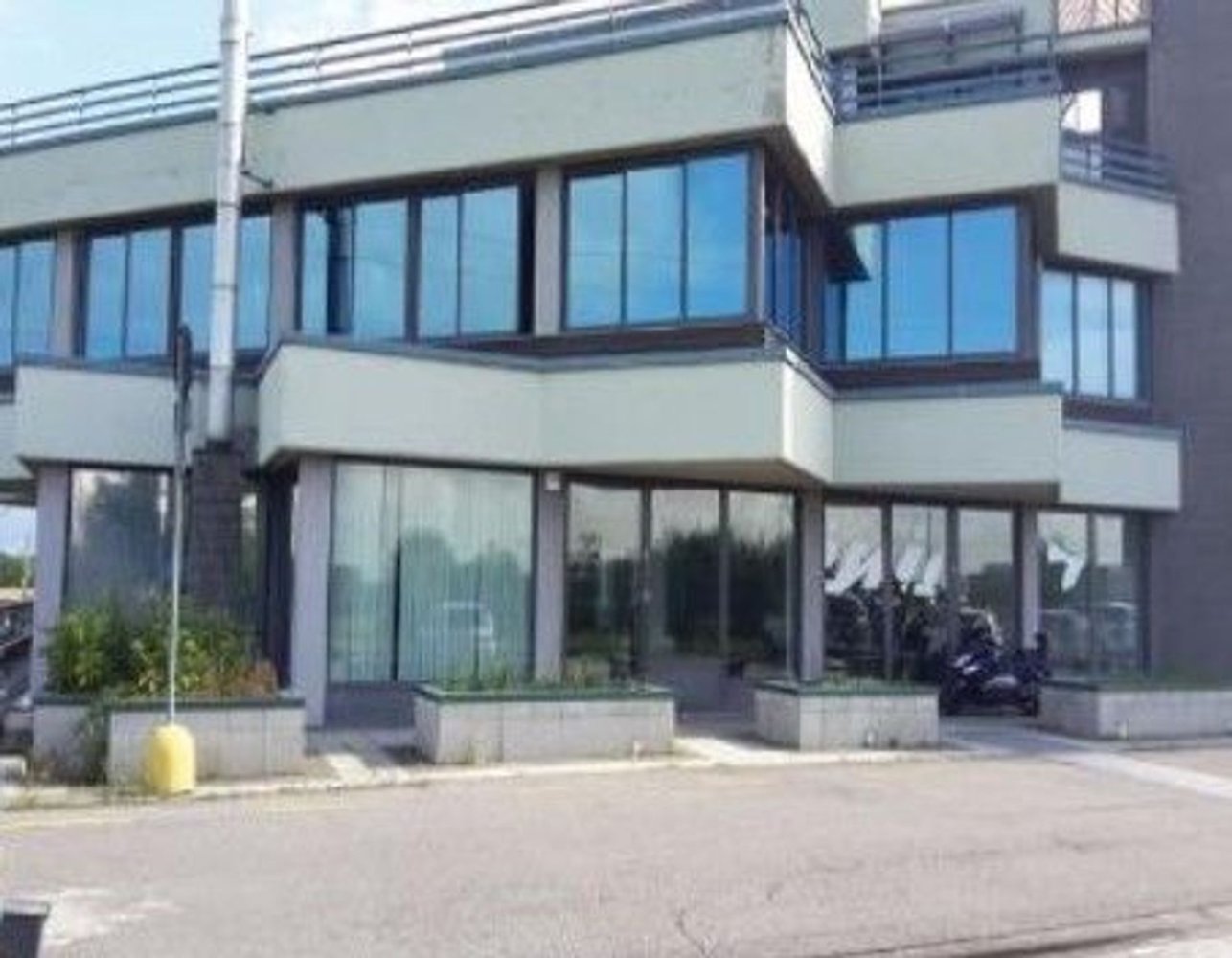 622m² Commercial property in Curno, Italy No. 89377