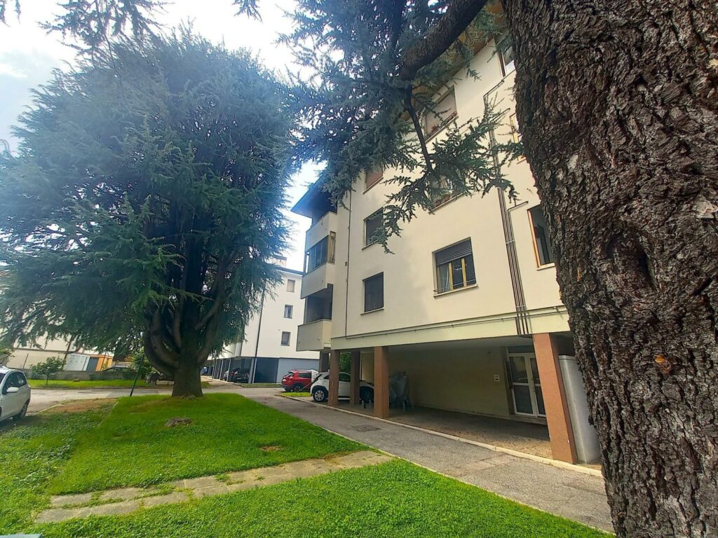 Propiedad comercial de 2 dormitorios en Udine, Italy No. 321074