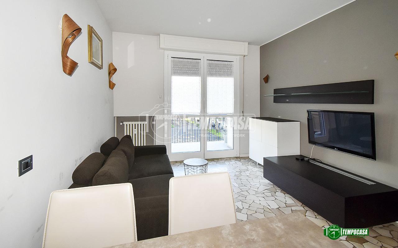 2غرفة شقة في Rho, Italy رقم 15282