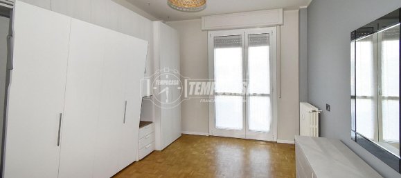 2غرفة شقة في Rho, Italy رقم 15282 15