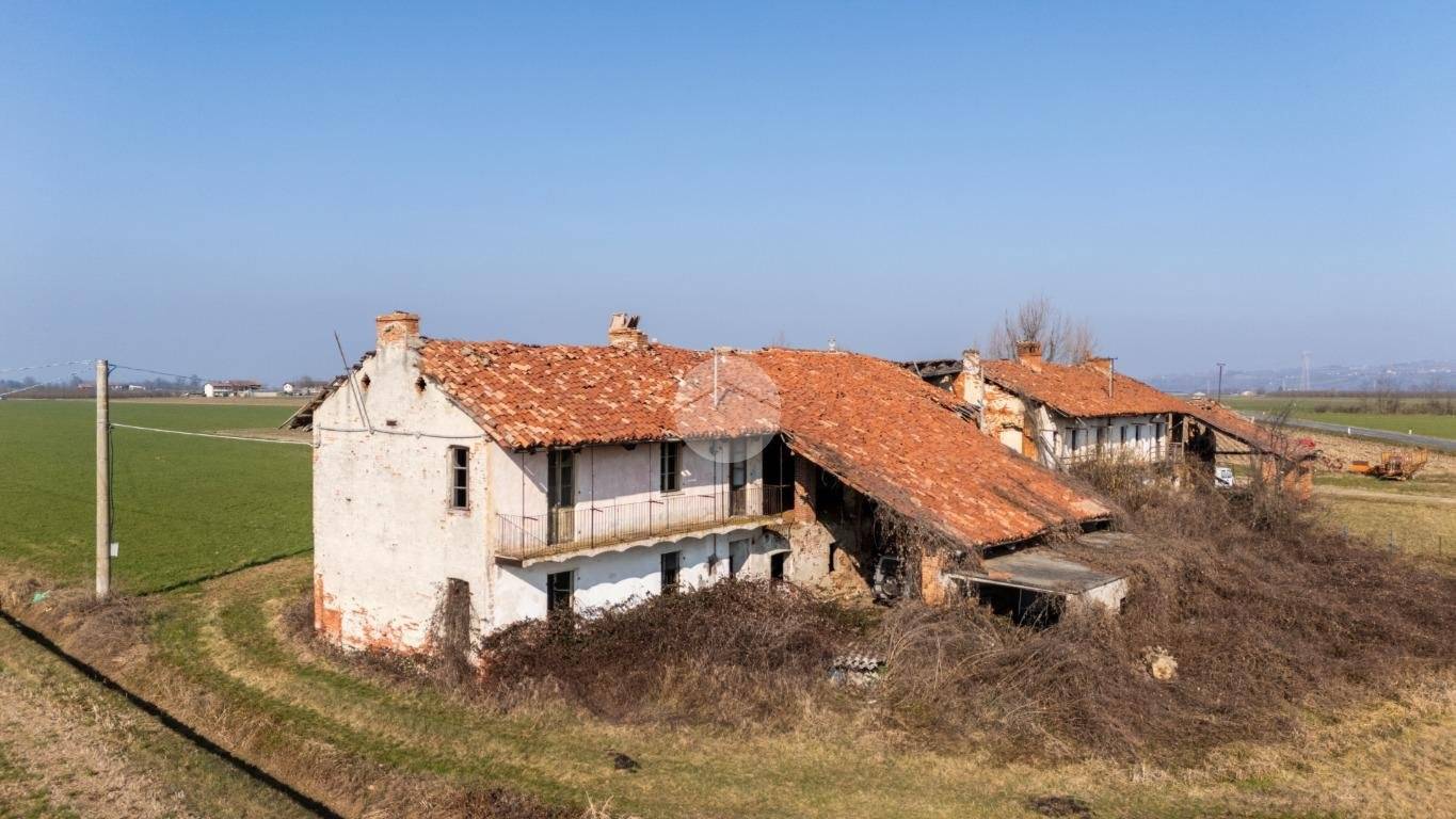 2 bedrooms House in Cherasco, Italy No. 177020