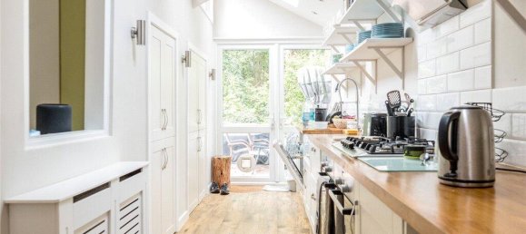 3 bedrooms House in Egham, United Kingdom No. 8622 25