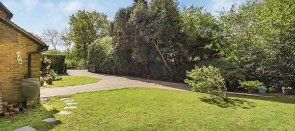 3 bedrooms House in Egham, United Kingdom No. 8622 32