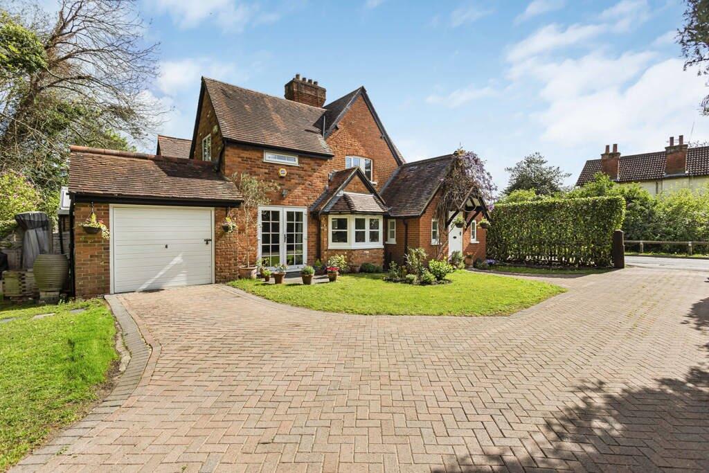 3 bedrooms House in Egham, United Kingdom No. 8622