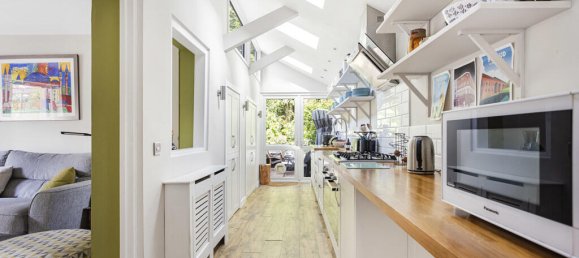 3 bedrooms House in Egham, United Kingdom No. 8622 3