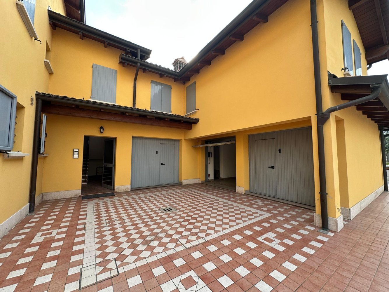 4 bedrooms Duplex in Castelfranco Emilia, Italy No. 336670