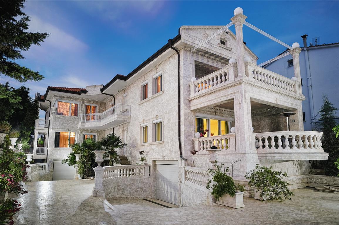 5 bedrooms Villa in Polygyros, Greece No. 5695
