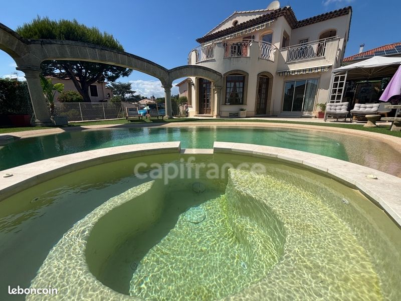 3 bedrooms Castles in Cagnes-sur-Mer, France No. 277190