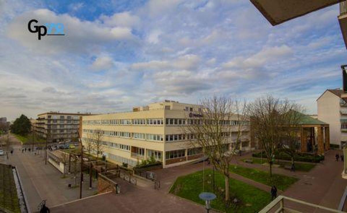 Condominio de 3 dormitorios en Maurepas, France No. 9276