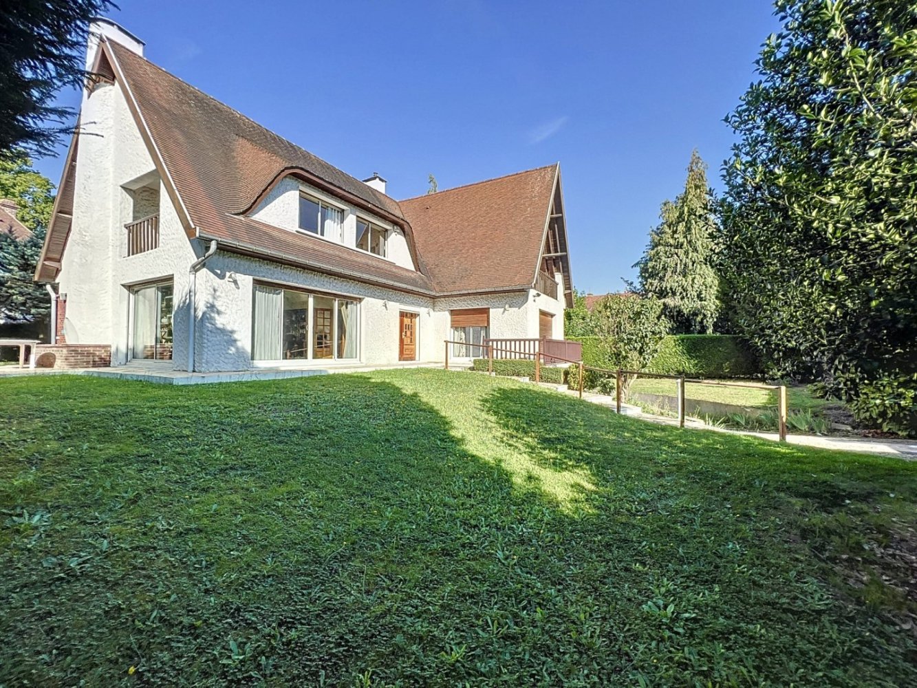 Casa de 5 dormitorios en Vaucresson, France No. 177087