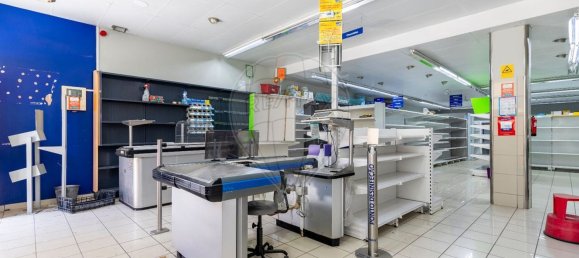 494m² Commercial property in Mafra, Portugal No. 74326 3