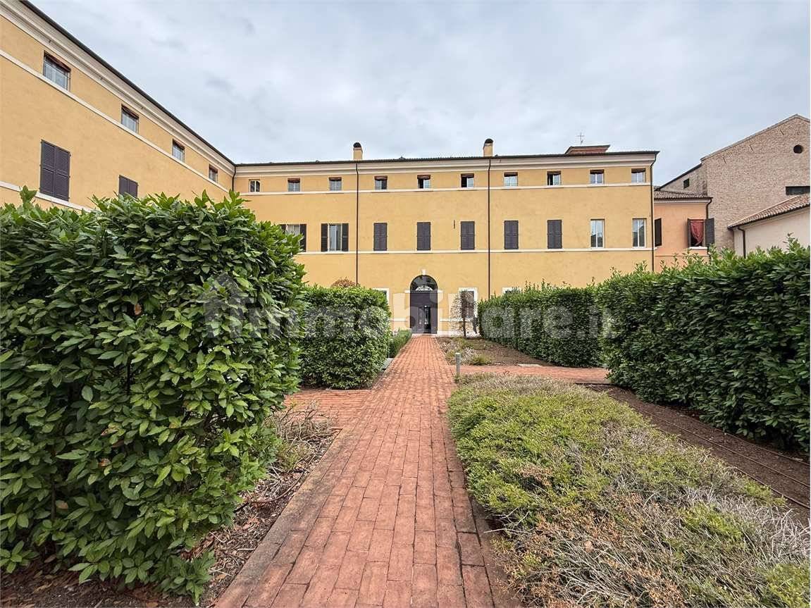 Квартира с 2 спальнями в Феррара, Италия № 345011