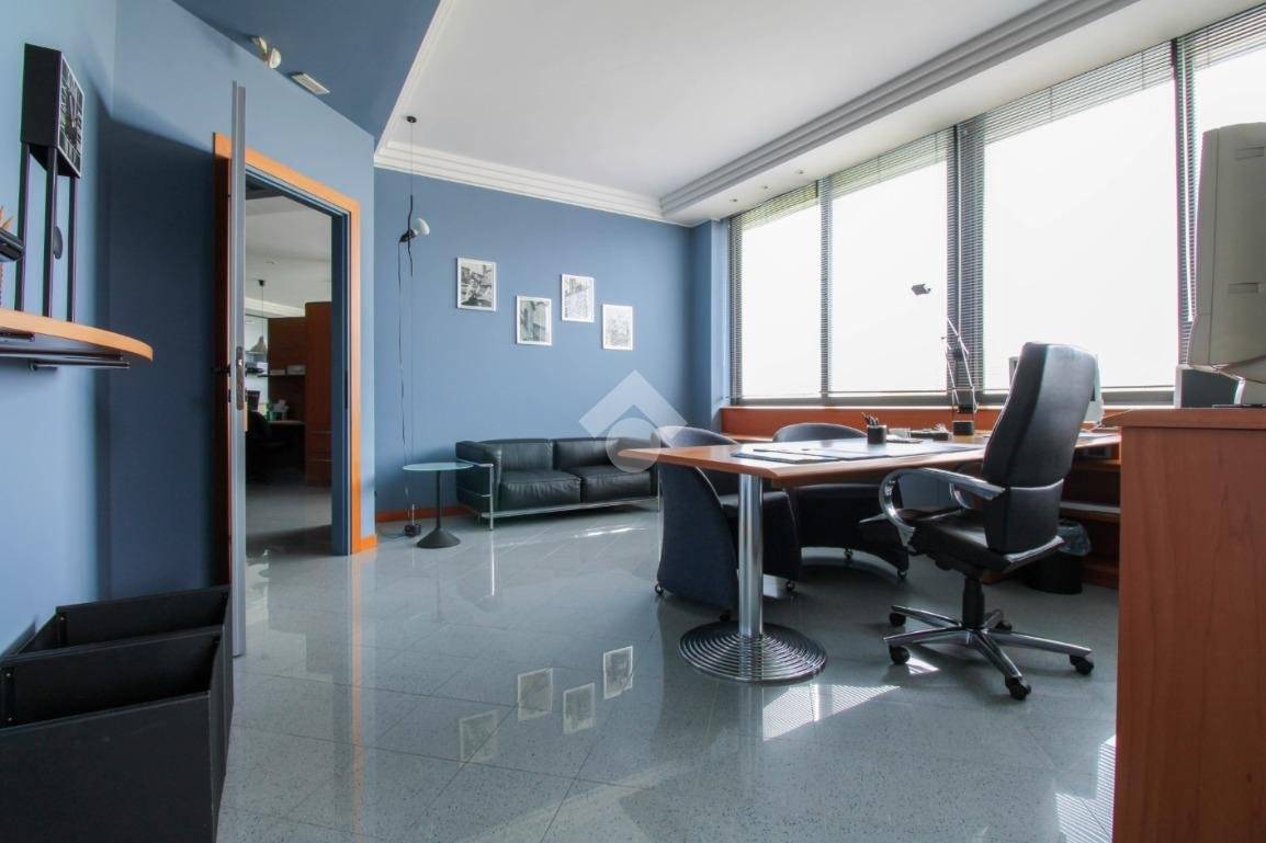 3 rooms Office in Curno, Italy No. 232628