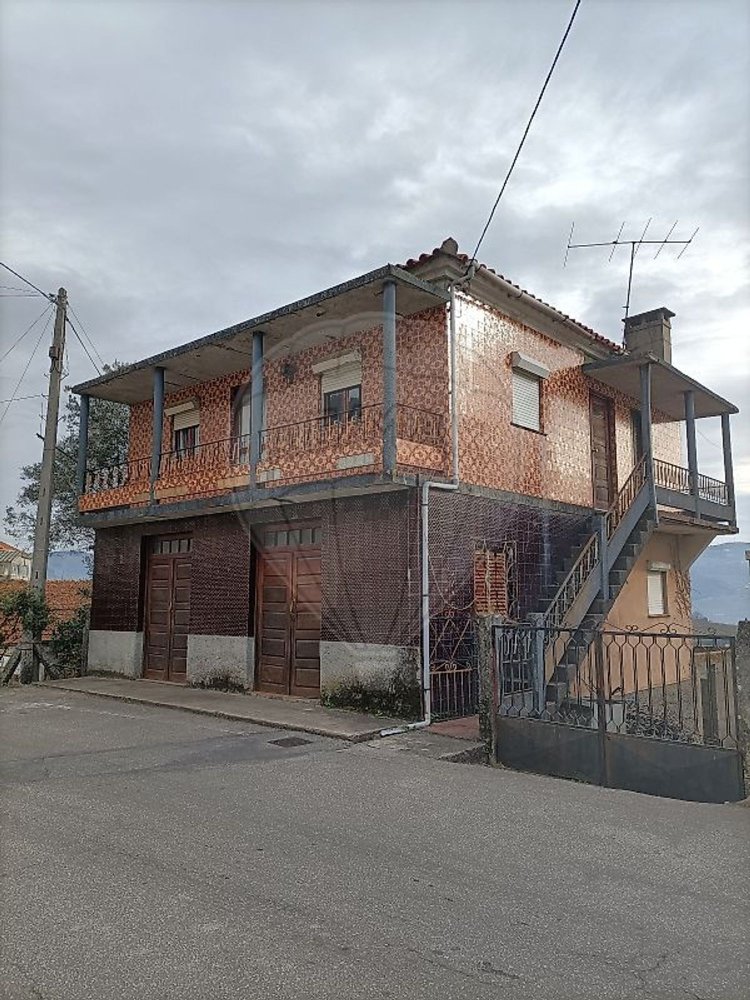 Casa de 3 dormitorios en Peso da Regua, Portugal No. 166089
