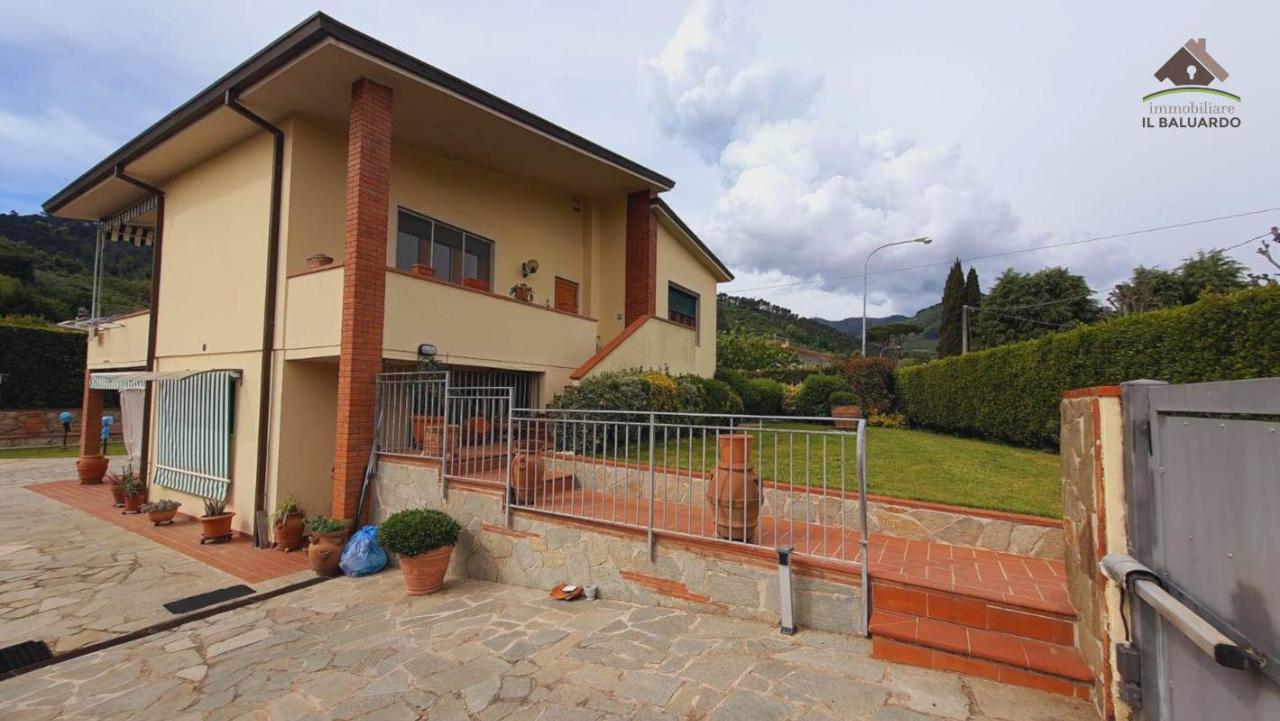 8 rooms Villa in Capannori, Italy No. 19269