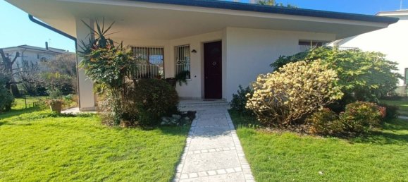 3 bedrooms Villa in Salgareda, Italy No. 228356 2