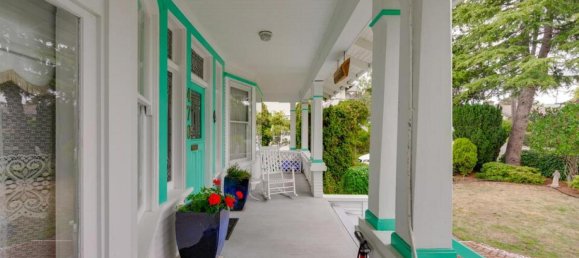 4 bedrooms House in British Columbia, Canada No. 1053 5