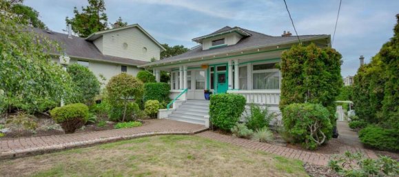 4 bedrooms House in British Columbia, Canada No. 1053 2