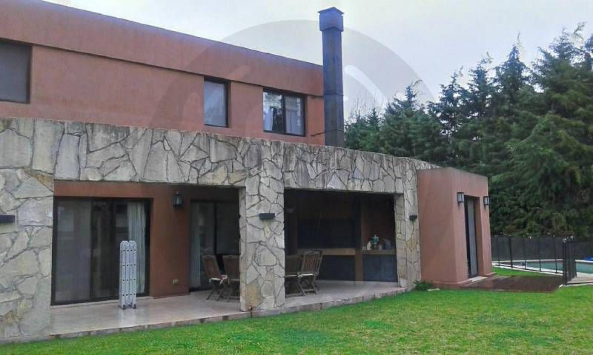 Casa de 3 dormitorios en Malvinas Argentinas, Argentina No. 52105