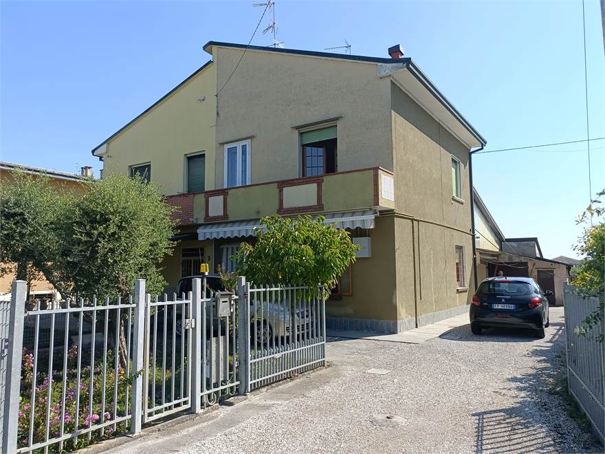 2 bedrooms Villa in Ferrara, Italy No. 386531