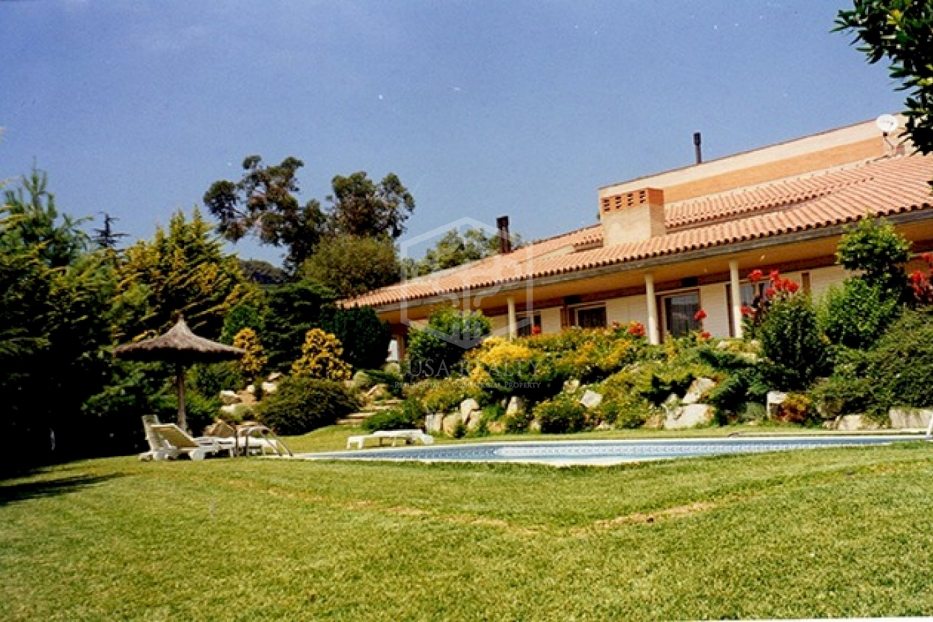 6 bedrooms Villa in Cabrils, Spain No. 7401