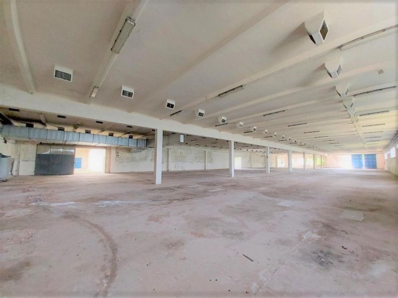 5050m² Warehouse in Romentino, Italy No. 372488