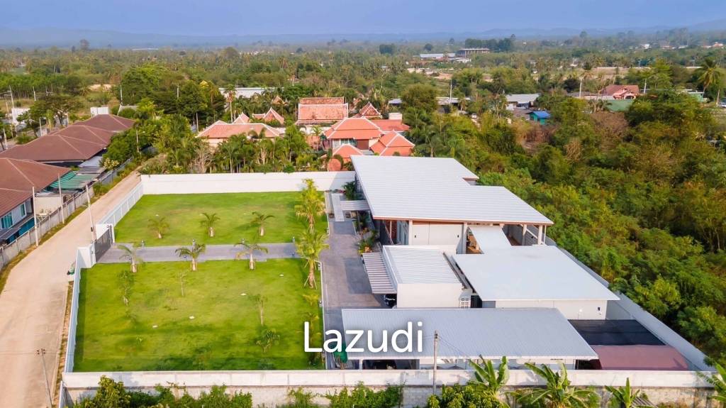 4 bedrooms Villa in Pattaya, Thailand No. 17723