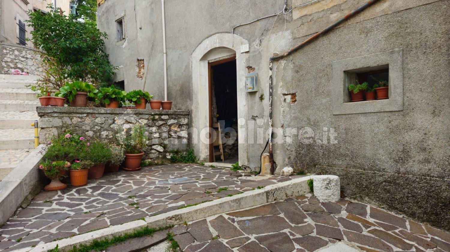 27m² Warehouse in Ovindoli, Italy No. 343973