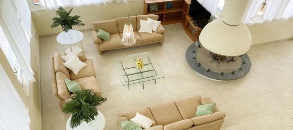 Studio in Forte dei Marmi, Italy No. 69379 10