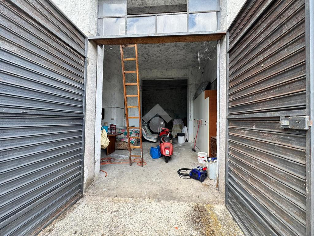 2-salle Garage à Piansano, Italy No. 273409