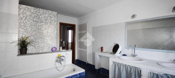 4 bedrooms House in Ivrea, Italy No. 173706 10