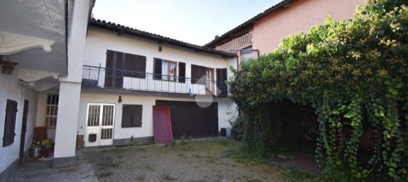4 bedrooms House in Ivrea, Italy No. 173706 2