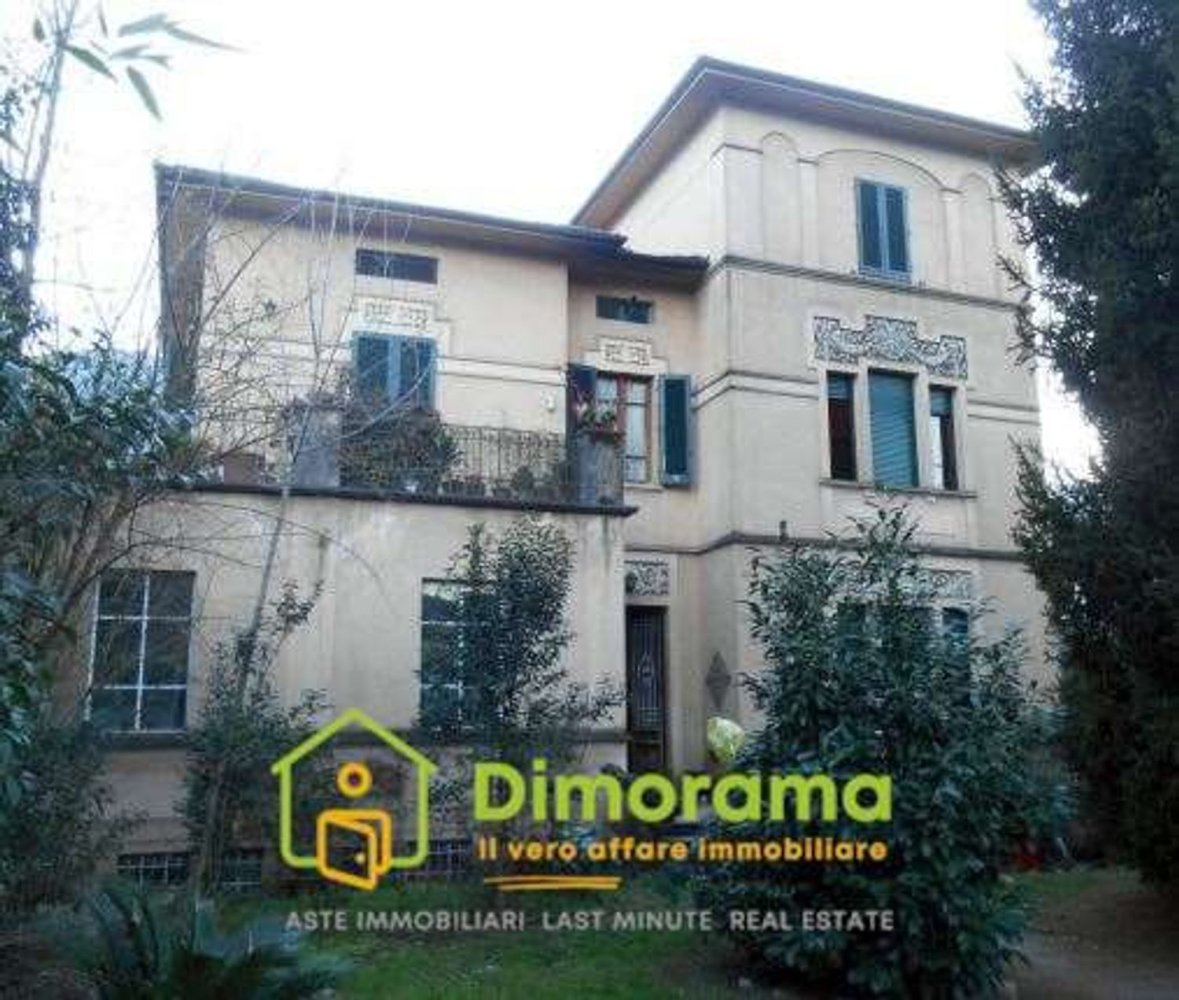 15 rooms Apartment in Barga, Italy No. 194266