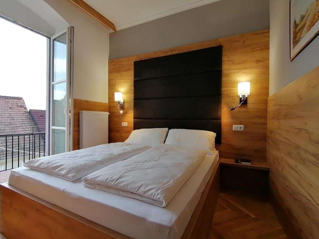 Отель, гостиница с 14 комнатами в Мельк, Австрия № 113776