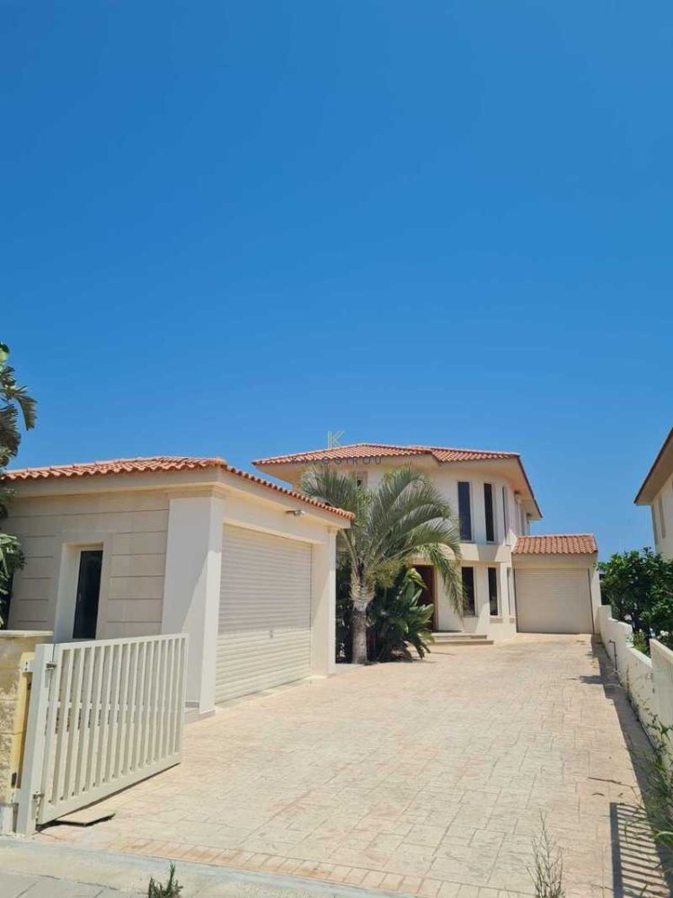 5 bedrooms House in Pervolia, Cyprus No. 6560