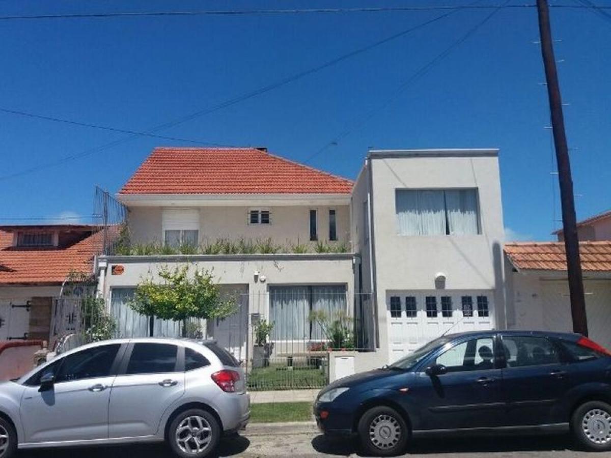 4 bedrooms House in Mar del Plata, Argentina No. 98859