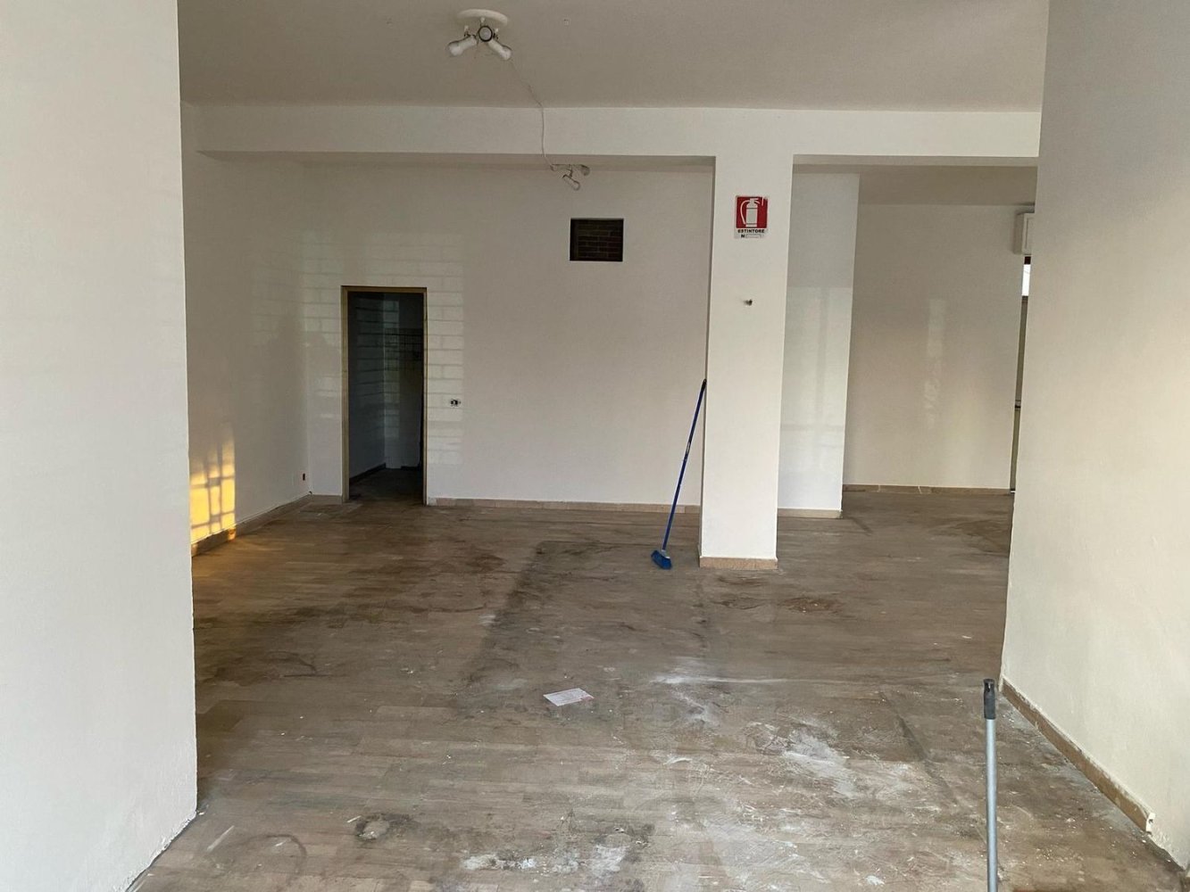 Propriété commerciale à Campi Bisenzio, Italy 115m² No. 44932