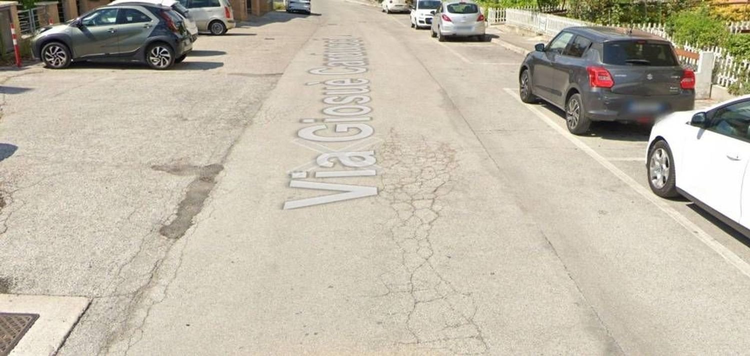 Gewerbliche Immobilie in Castelraimondo, Italy 143m², Nr. 323361