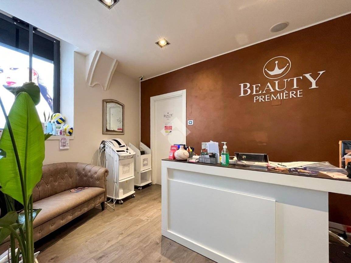 4 rooms Commercial property in Desenzano del Garda, Italy No. 360193