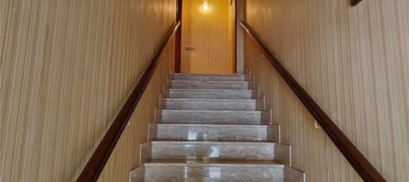 4 bedrooms Apartment in Modena, Italy No. 381657 8